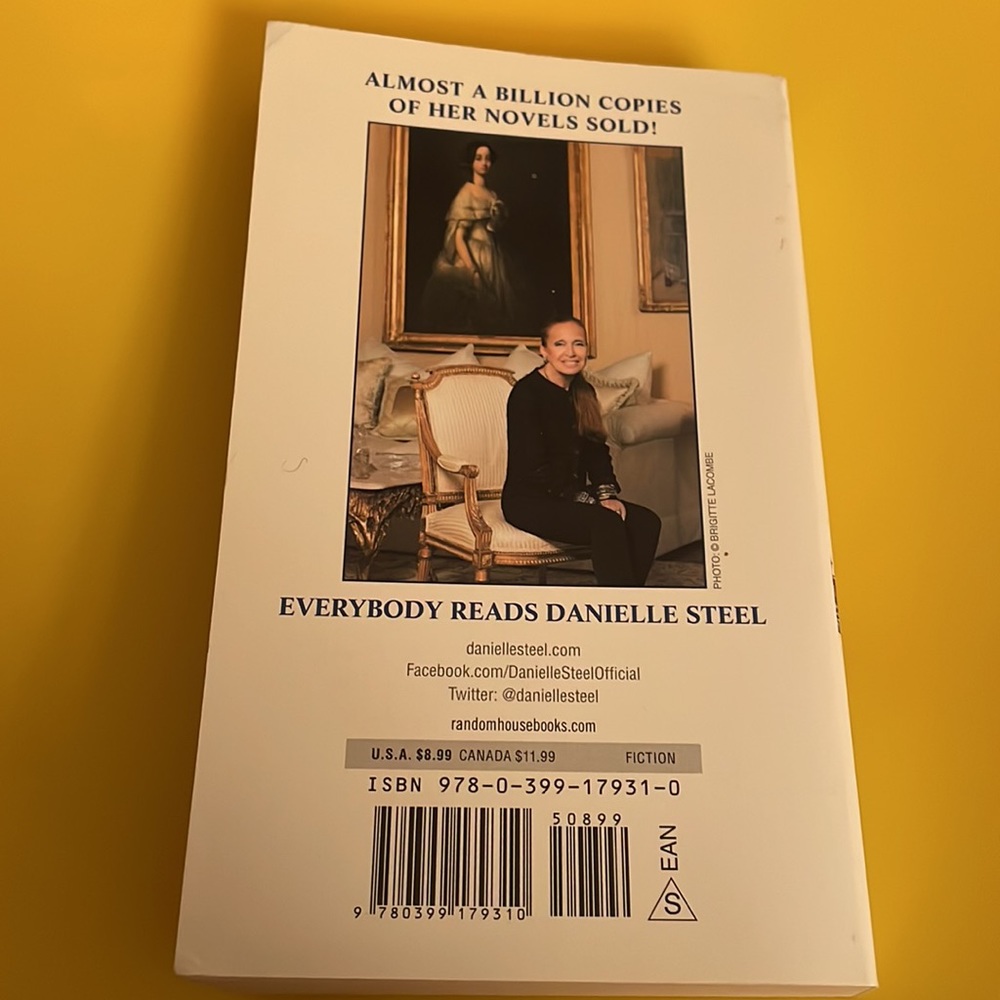 🎈Beauchamp Hall by Danielle Steel. Softcover🎈 - Picture 2 of 6